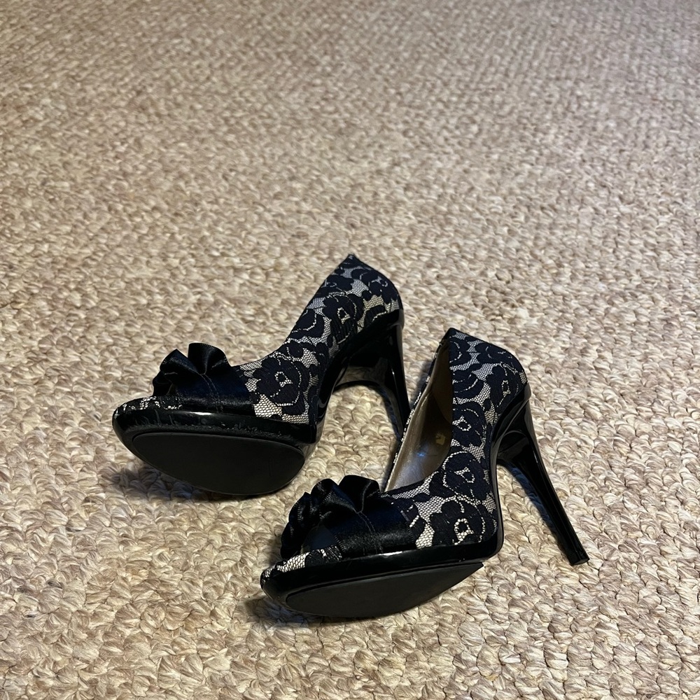 Carlos Santana beige and black pumps size 8M. Lightly used.